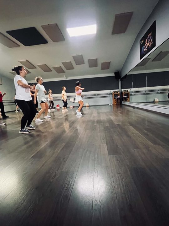 Un cours de Zumba dans la salle de danse